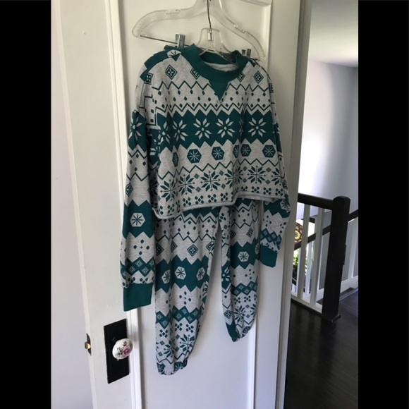 NWOT Colsie Holiday Christmas Sweatsuit Crop Top & Sweatpants - Picture 9 of 13